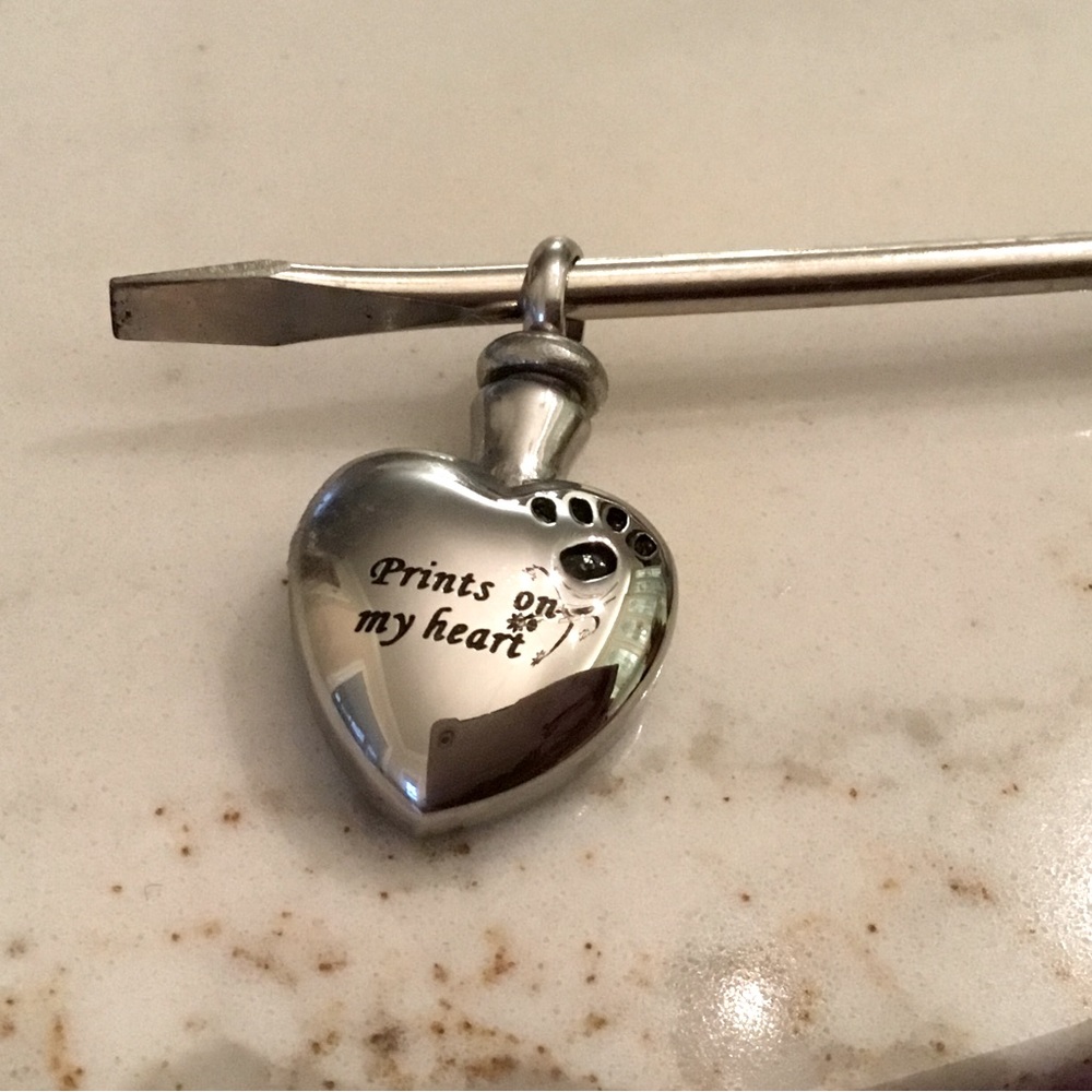 Pet Memorial Heart! Easy Open & Secure Close!